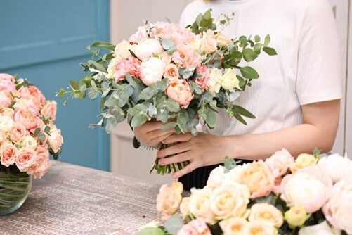 Как ухаживать за розами в вазе, чтобы они дольше стояли и сохранялисьсвежими
