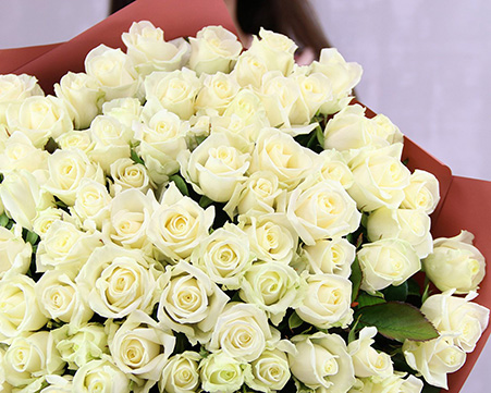 Bílé růže jako dárek: co znamenají a komu můžete dát