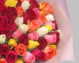 Букет из 101 розы яркий микс 35-40 см (Кения) в упаковке