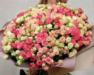 Букет из 101 высокой кустовой розы 60-70 см в стильной упаковке