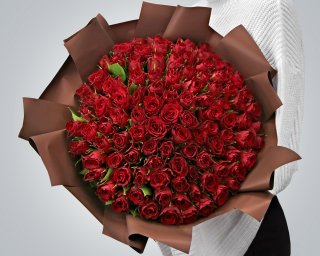 Букет из 101 красной розы 35-40 см (Кения) в стильной упаковке