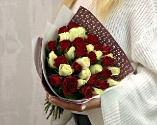 Букет из 35 красных и белых роз микс 35-40 см (Кения) в стильной упаковке
