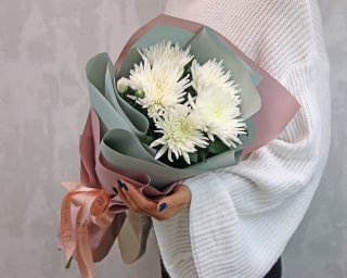 Букет из 5 белых хризантем Анастасия в стильной упаковке