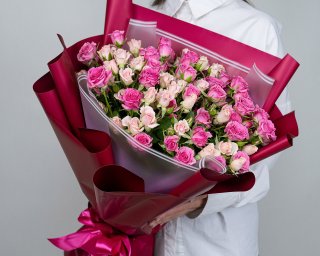 Букет из 15 высоких кустовых роз (Кения) 60-70 см в стильной упаковке