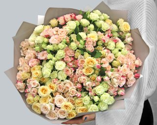 Букет из 35 высоких кустовых роз (Кения) 60-70 см нежный микс в стильной упаковке