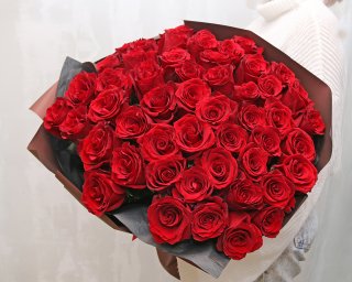 Букет из 51 красных роз premium 60-70 см (Эквадор) в стильной упаковке