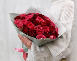 Букет из 35 красных и розовых роз микс 35-40 см (Кения) в стильной упаковке