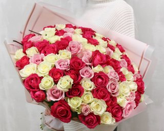 Букет из 101 розы нежный микс 40 см (Россия) в стильной упаковке