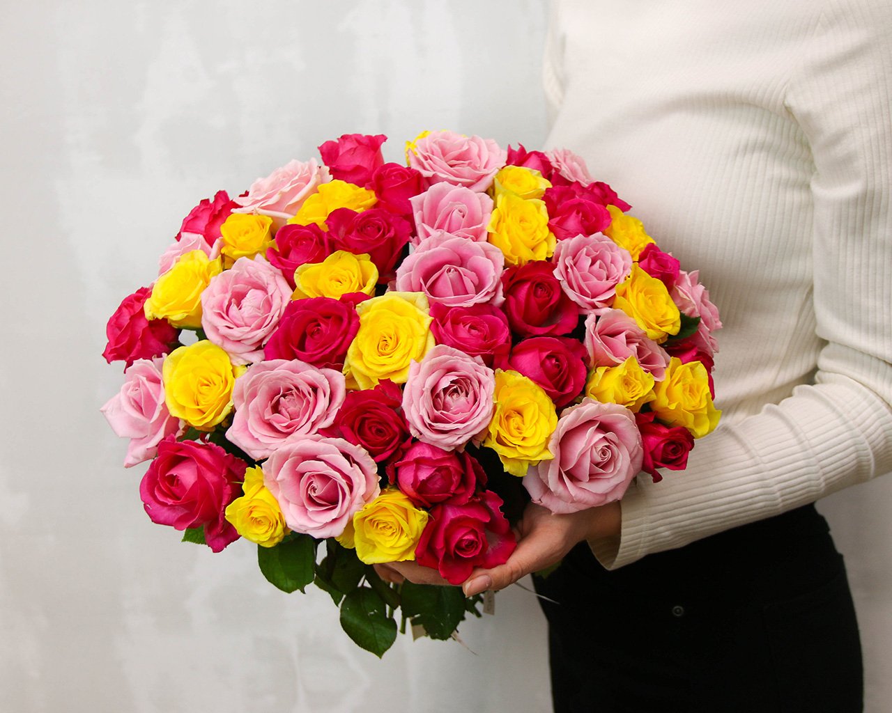 Букет из 51 розы яркий микс 40 см (Россия) под атласную ленту - купить поцене 3839 ₽ с доставкой, Санкт-Петербург