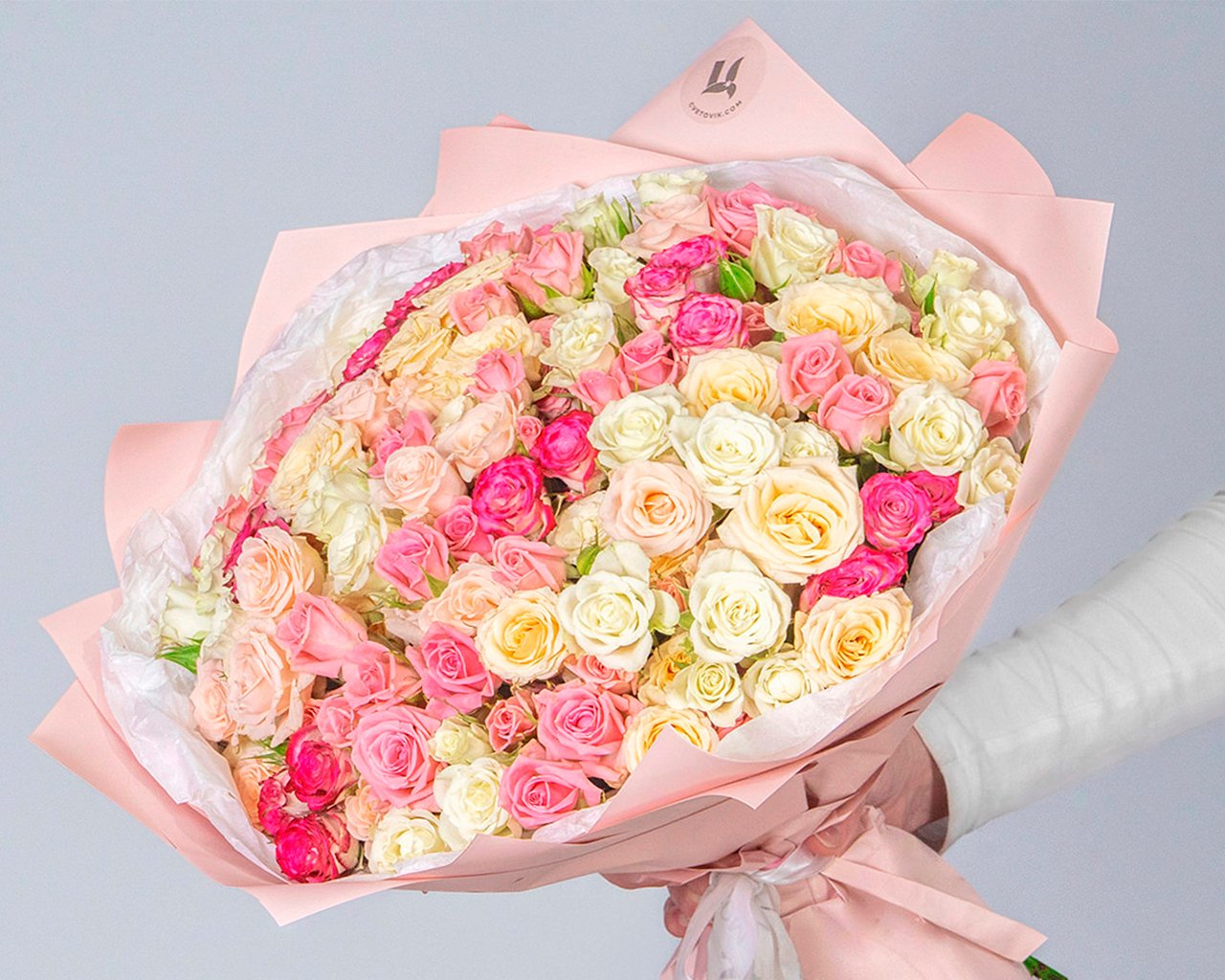 Букет из 35 кустовых роз нежный микс 40 см (Кения) в стильной упаковке - 2