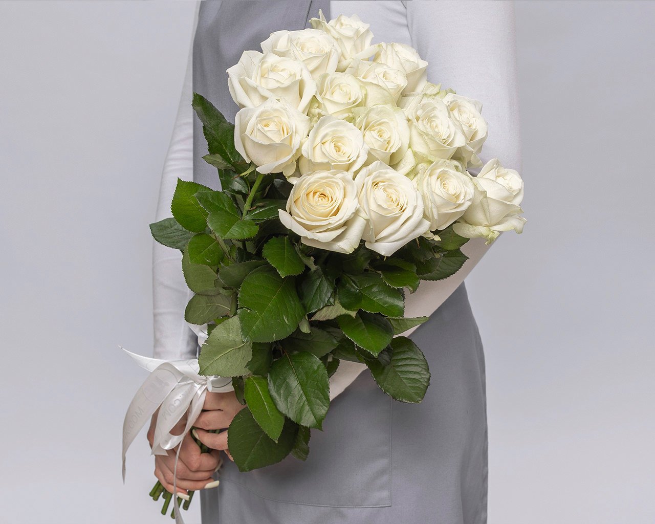 Букет из 15 белых роз 50-60 см (Россия) под атласную ленту - 2