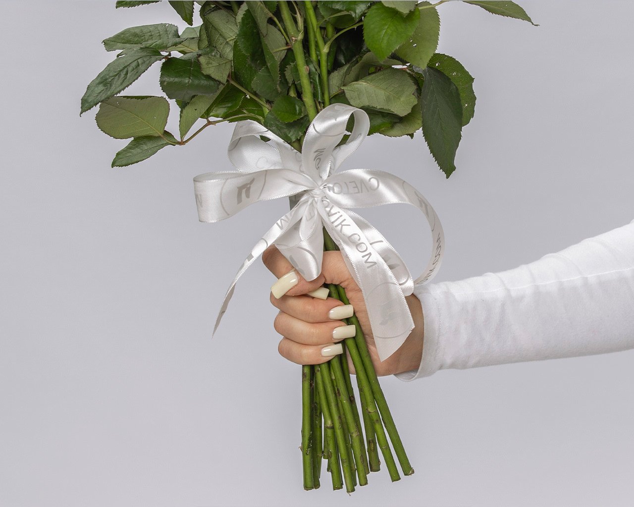 Букет из 15 белых роз 50-60 см (Россия) под атласную ленту - 3