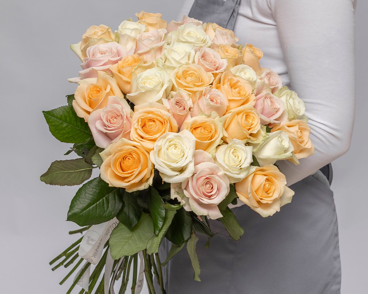 Букет из 35 роз 50-60 см (Россия) в пастельных тонах под атласную ленту - 2