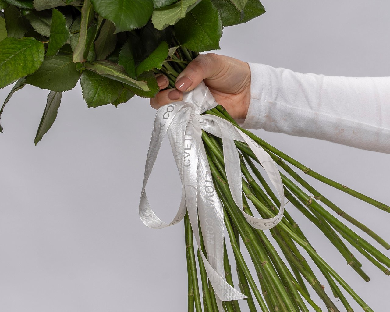 Букет из 35 роз 50-60 см (Россия) в пастельных тонах под атласную ленту - 3