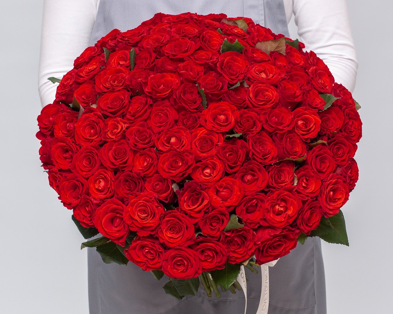 Букет из 101 красной махровой розы 35-40 см (Россия) под ленту - 3