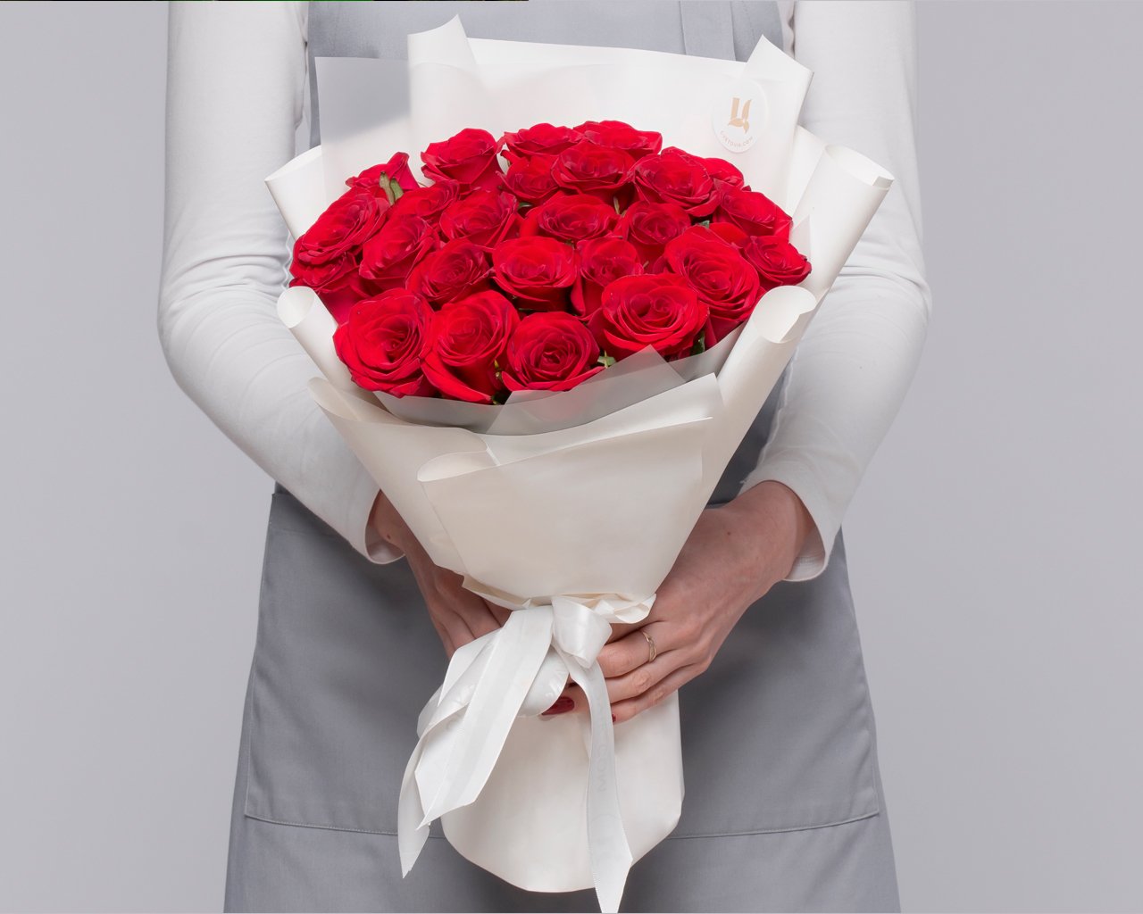 Букет из 25 красных роз 35-40 см (Россия) в стильной упаковке - 3
