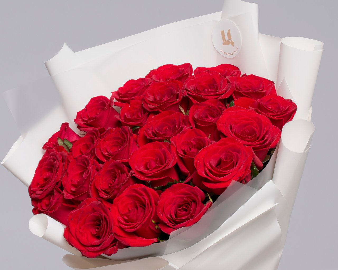 Букет из 25 красных роз 35-40 см (Россия) в стильной упаковке - 4