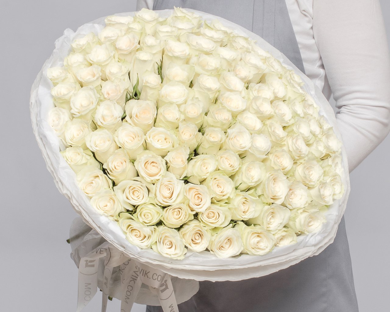 Букет из 101 белой розы 35-40 см (Кения) в стильной упаковке - 2