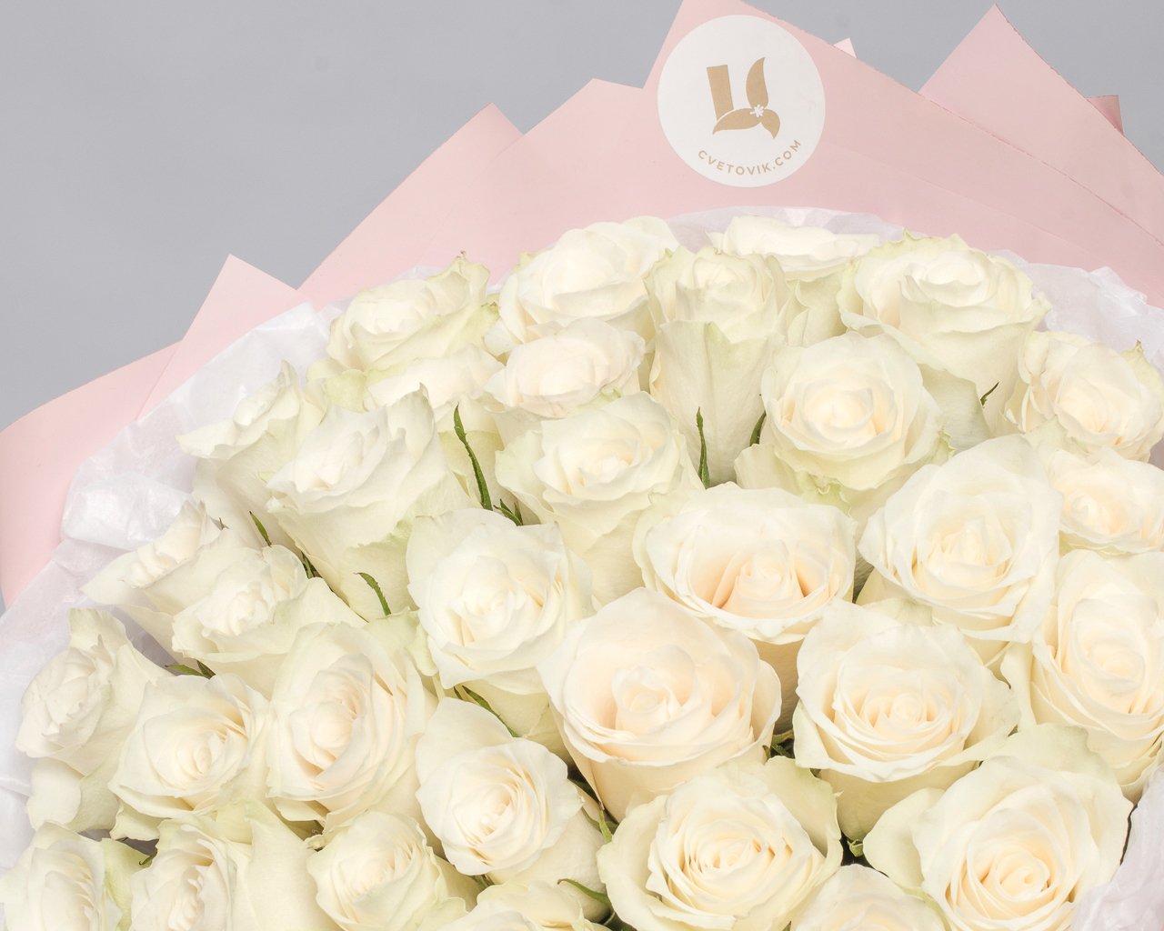 Букет из 35 белых роз 35-40 см (Кения) в стильной упаковке - 3