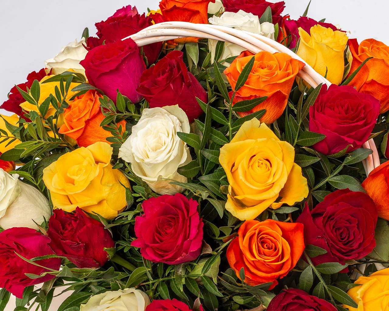 Корзина цветов из роз (Кения) микс 35-40 см с зеленью 25 шт - 3