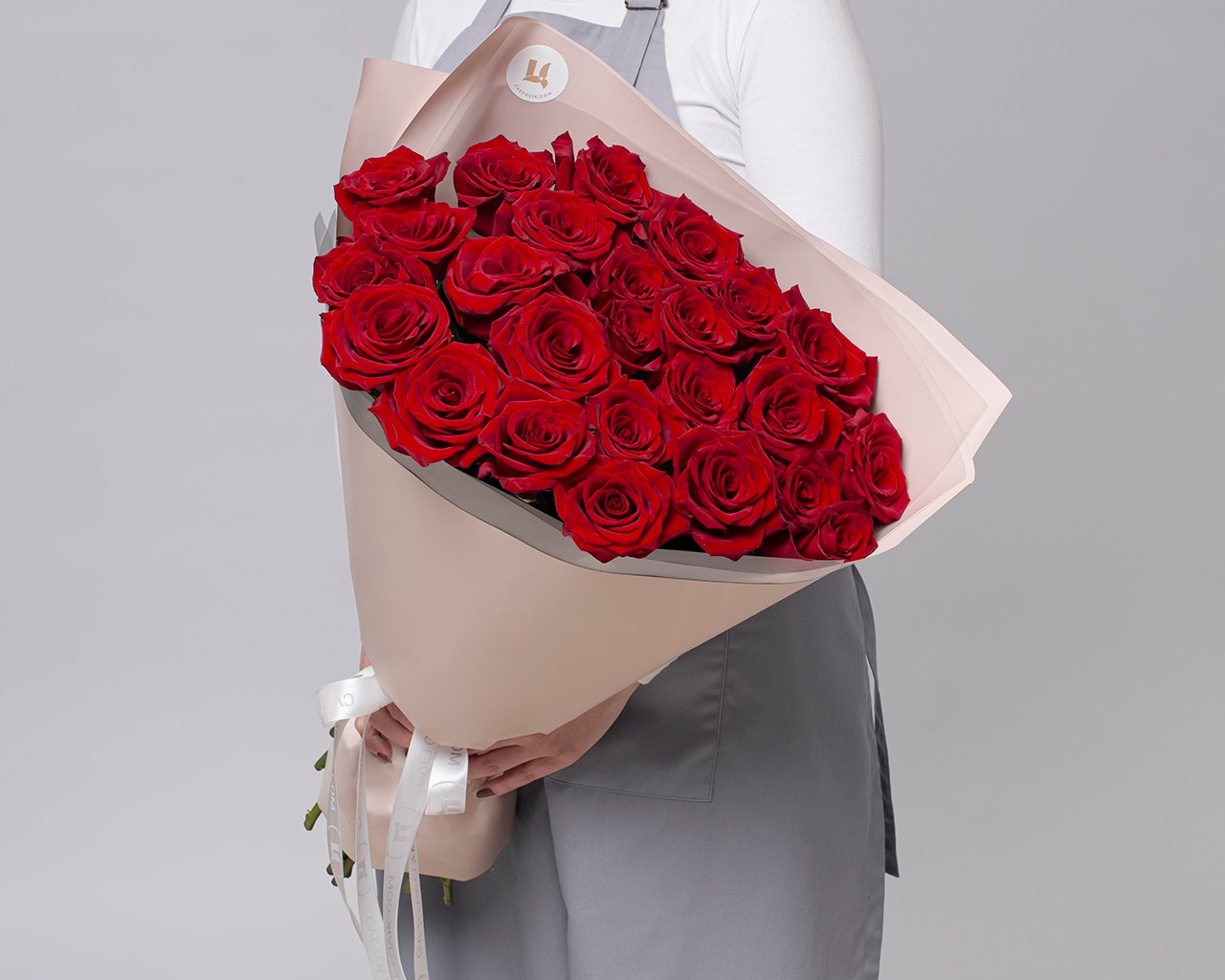 Букет из 25 красных роз премиум 60-70 см (Эквадор) в стильной упаковке - 2