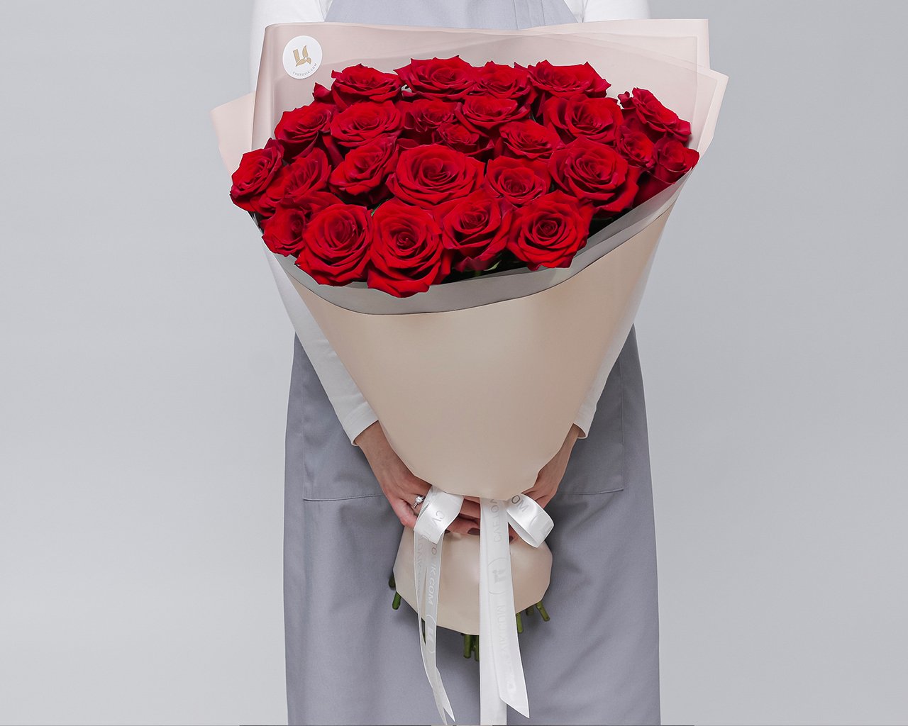 Букет из 25 красных роз премиум 60-70 см (Эквадор) в стильной упаковке - 3