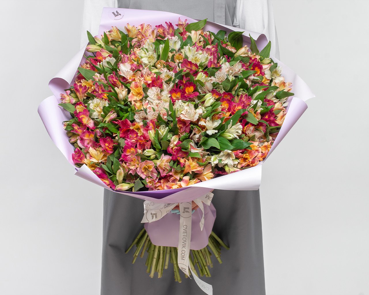 Букет из 101 альстромерии нежный микс в стильной упаковке - 3