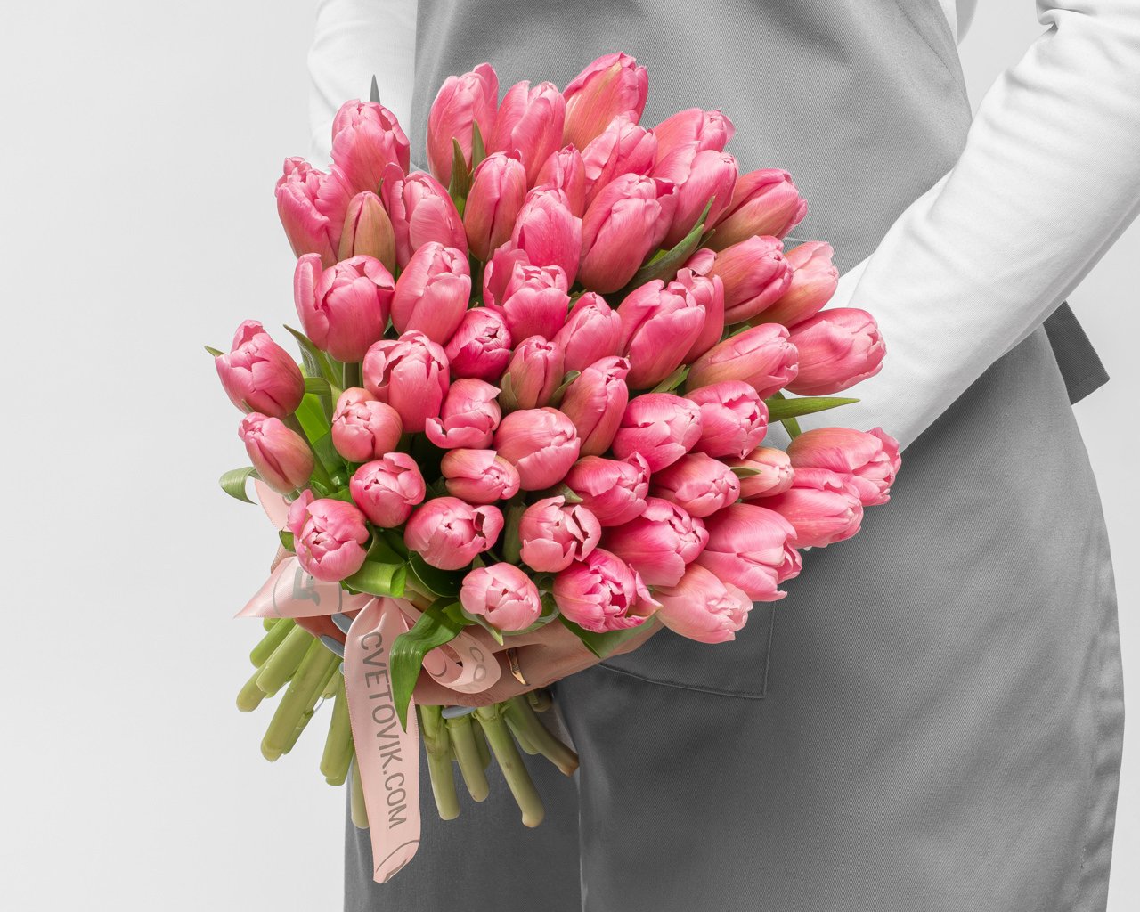 Букет из 51 розового тюльпана стандарт под ленту - 2