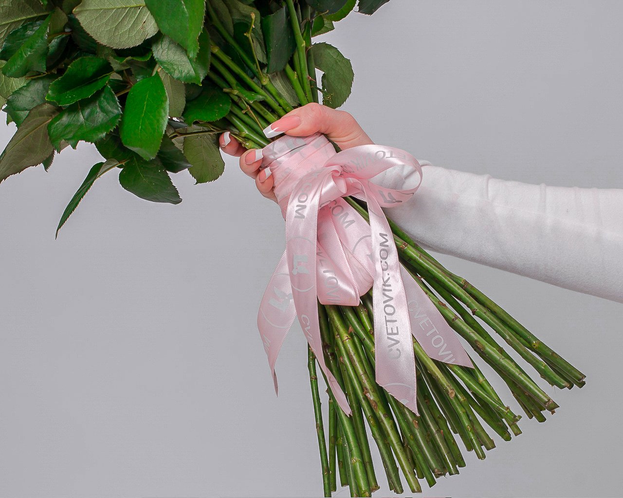 Букет из 51 белой и розовой розы 50-60 см (Россия) под ленту - 4