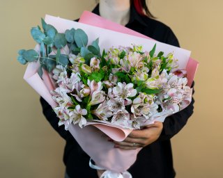 Букет из 15 альстромерий нежный микс с эвкалиптом  small - 2