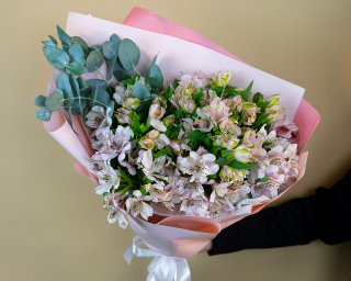 Букет из 15 альстромерий нежный микс с эвкалиптом  small - 3