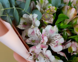 Букет из 15 альстромерий нежный микс с эвкалиптом  small - 4