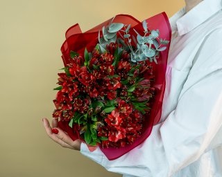 Букет из 15 красных альстромерий с эвкалиптом  small - 2