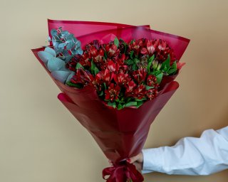 Букет из 15 красных альстромерий с эвкалиптом  small - 3