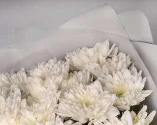 Букет из 11 белых кустовых хризантем в стильной упаковке  small - 3