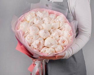 Букет из 21 белого пиона (Premium) в стильной упаковке small - 3