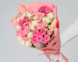 Букет из 11 кустовых роз микс 40 см (Кения) в стильной упаковке small - 2