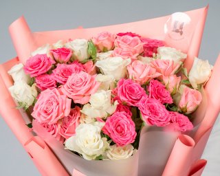 Букет из 11 кустовых роз микс 40 см (Кения) в стильной упаковке small - 3