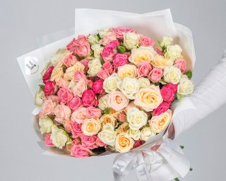 Букет из 25 кустовых роз нежный микс 40 см (Кения) в стильной упаковке  small - 2