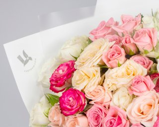 Букет из 25 кустовых роз нежный микс 40 см (Кения) в стильной упаковке  small - 3