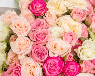 Букет из 25 кустовых роз нежный микс 40 см (Кения) в стильной упаковке  small - 4