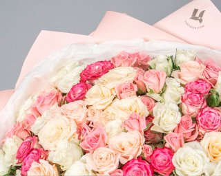 Букет из 35 кустовых роз нежный микс 40 см (Кения) в стильной упаковке  small - 3