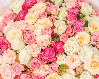 Букет из 35 кустовых роз нежный микс 40 см (Кения) в стильной упаковке  small - 4