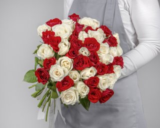 Букет из 51 красной и белой розы микс 35-40 см (Кения) под ленту  small - 2