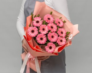 Букет из 11 розовых мини гербер в стильной упаковке с зеленью  small - 2