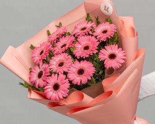 Букет из 11 розовых мини гербер в стильной упаковке с зеленью  small - 3