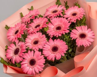 Букет из 11 розовых мини гербер в стильной упаковке с зеленью  small - 4