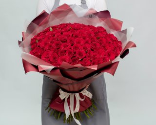 Букет из 101 красной розы 60-70 см (Россия) в стильной упаковке  small - 3