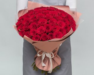 Букет из 51 красной розы 50-60 см (Россия) в стильной упаковке  small - 3