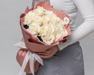 Букет из 15 белых роз 35-40 см (Россия) в стильной упаковке  small - 2
